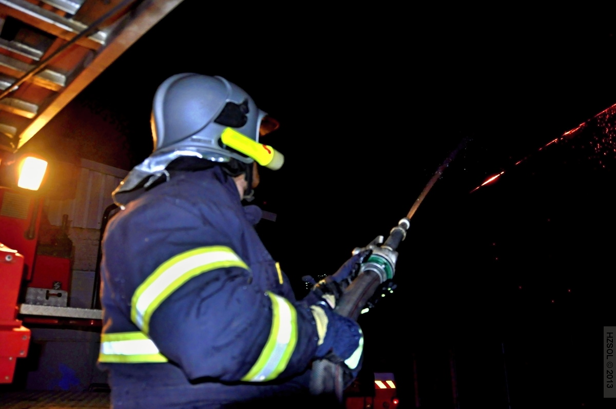 14 4-3-2013 Požár střechy průmyslového objektu Šumperk - Žerotínská ul (14).JPG