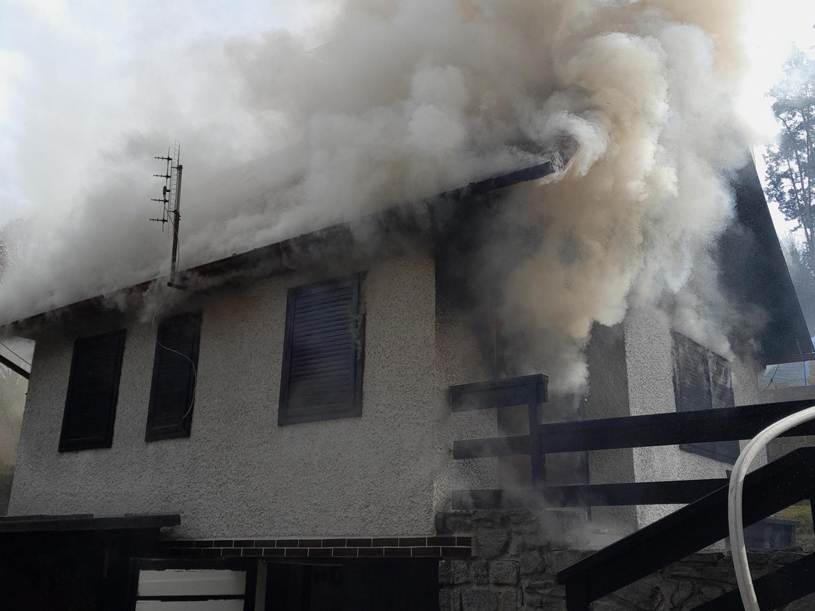 140326-Požár chaty u Neveklovic nedaleko Mnichova Hradiště na Mladoboleslavsku.jpg