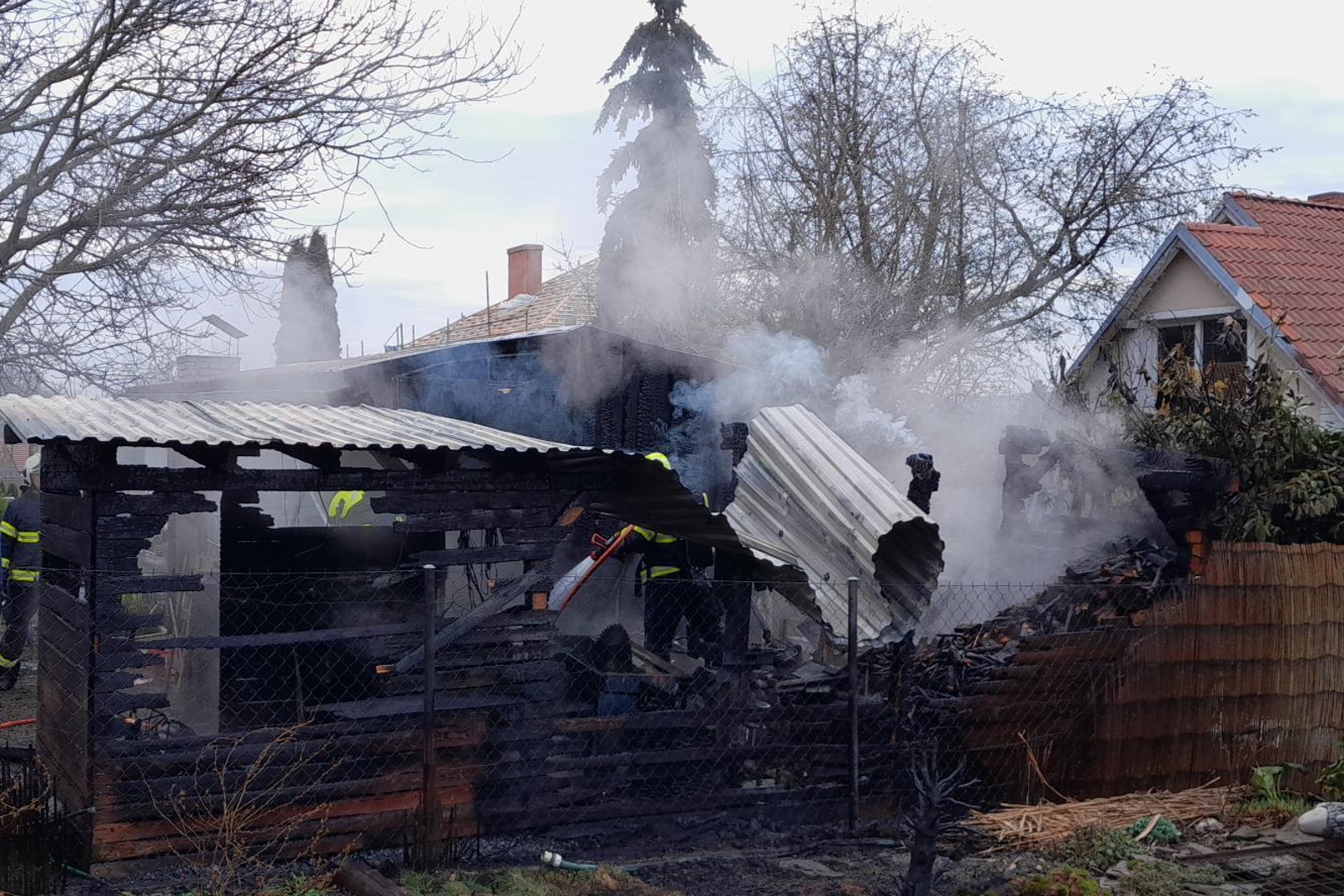 140425-Požár dřevníku a dílny u rodinného domu v obci Kondrac na Vlašimsku.jpg