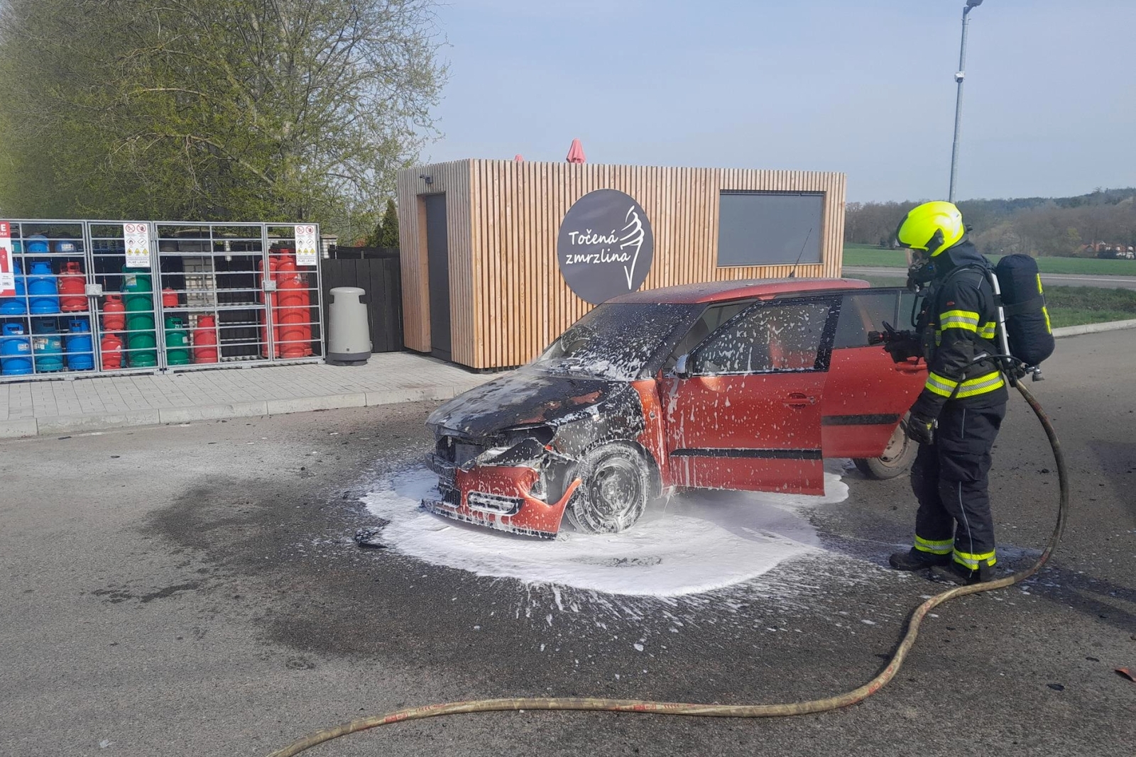 140426-Požár osobního vozidla na čerpací stanici u vlakového nádraží Struhařov na Benešovsku.jpg