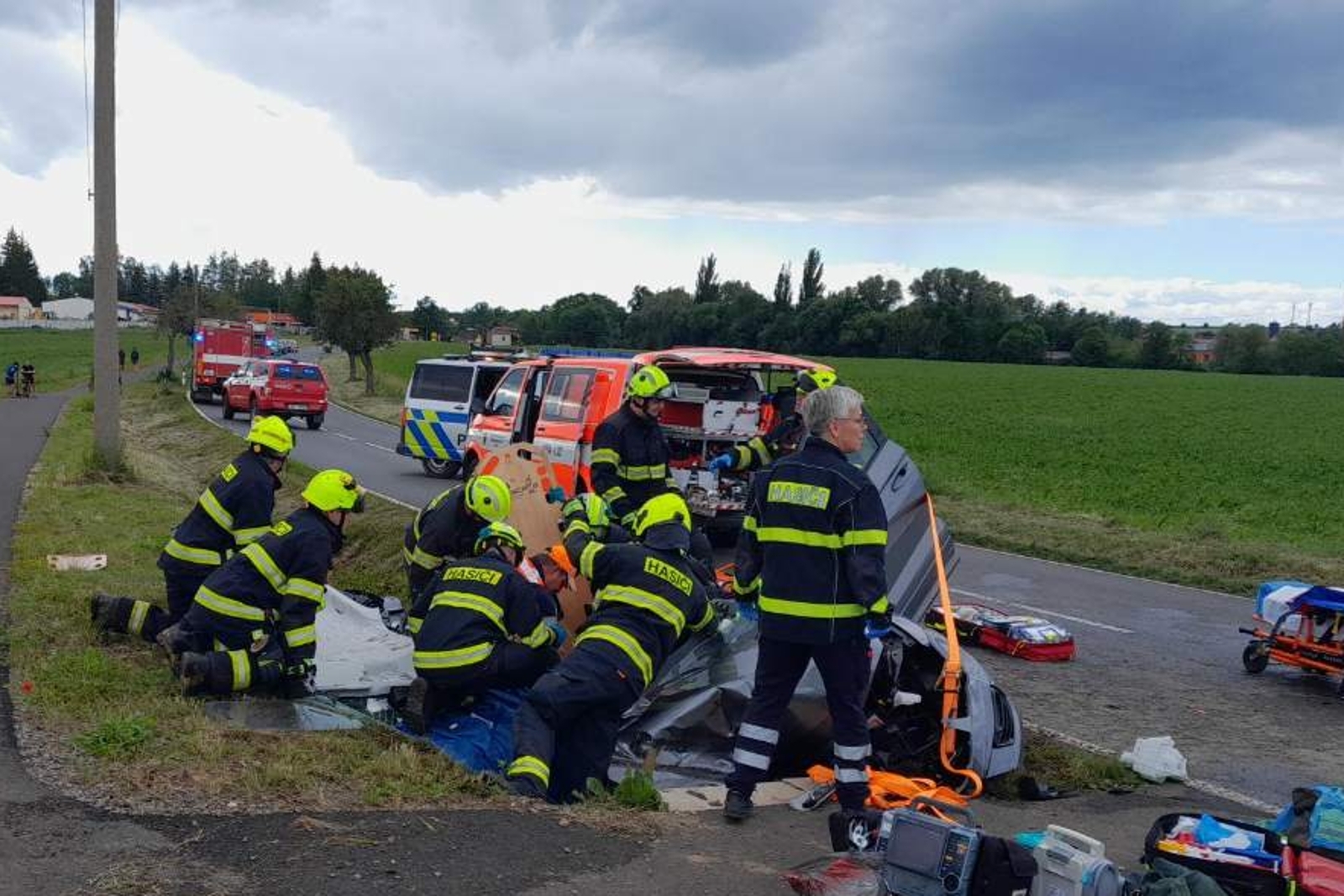 140626-Vážná nehoda osobního auta za Kněževsí směrem do Rakovníka.jpg