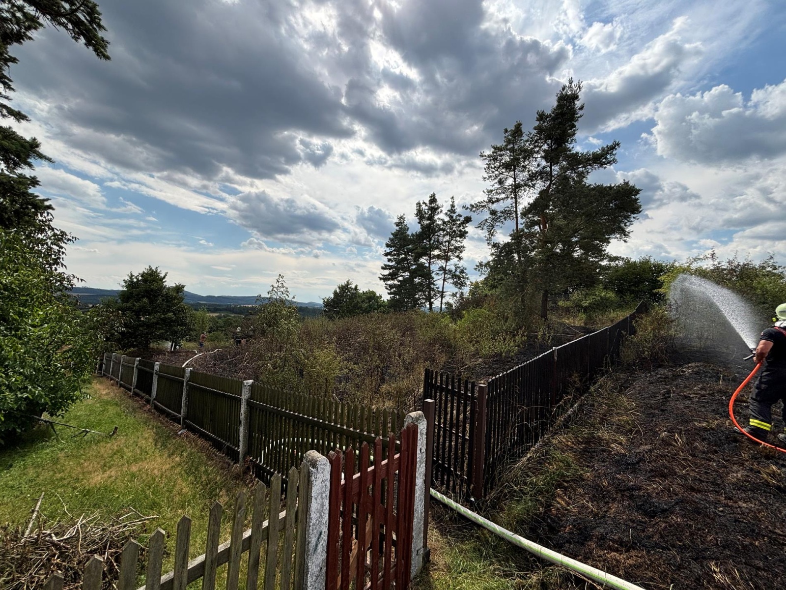 140725-Požár zahradního porostu a přilehlé louky u rodinného domu v Bukovanech na Benešovsku.jpg