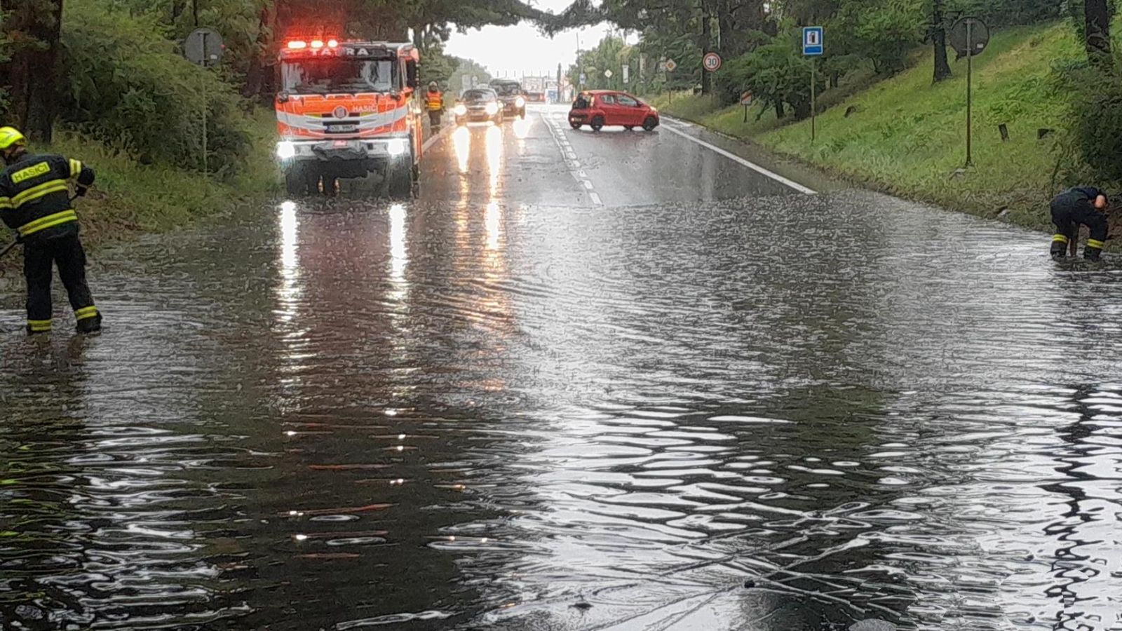 140726-Likvidace laguny pod železničním mostem v Čáslavi po přívalovém dešti.jpg