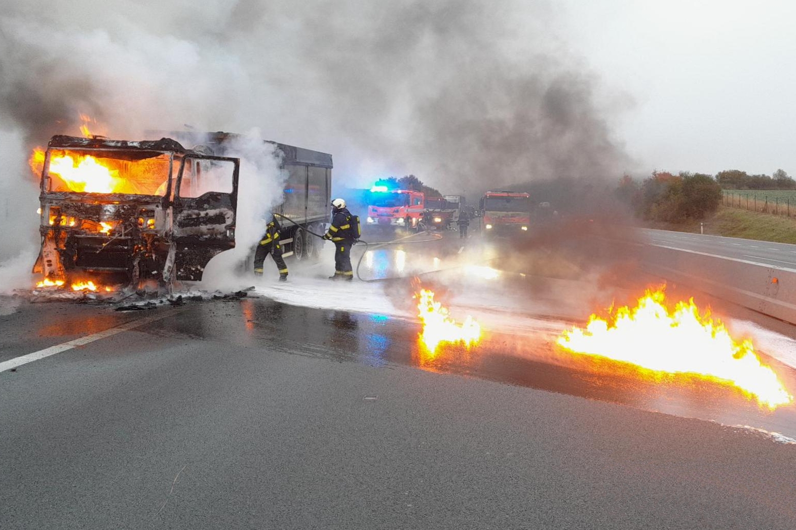 141025-Požár kamionu před 50. kilometrem hradecké dálnice D11 ve směru do Prahy.jpg