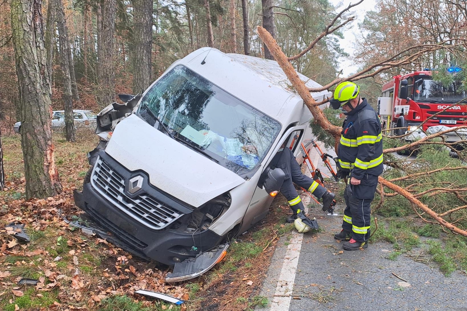 141125-Havárie osobního automobilu v lesním úseku mezi Olešnou a Rakovníkem.jpg