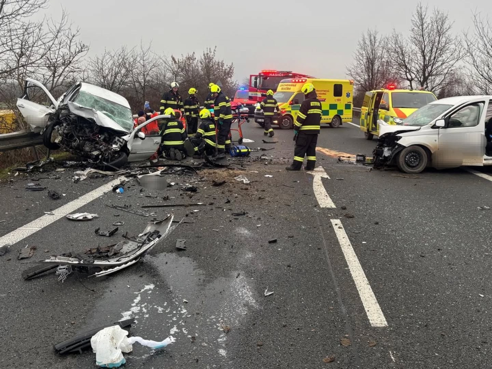 141225-Vážná nehoda na silnici č. 3 mezi Bystřicí a Voticemi na Benešovsku.jpg