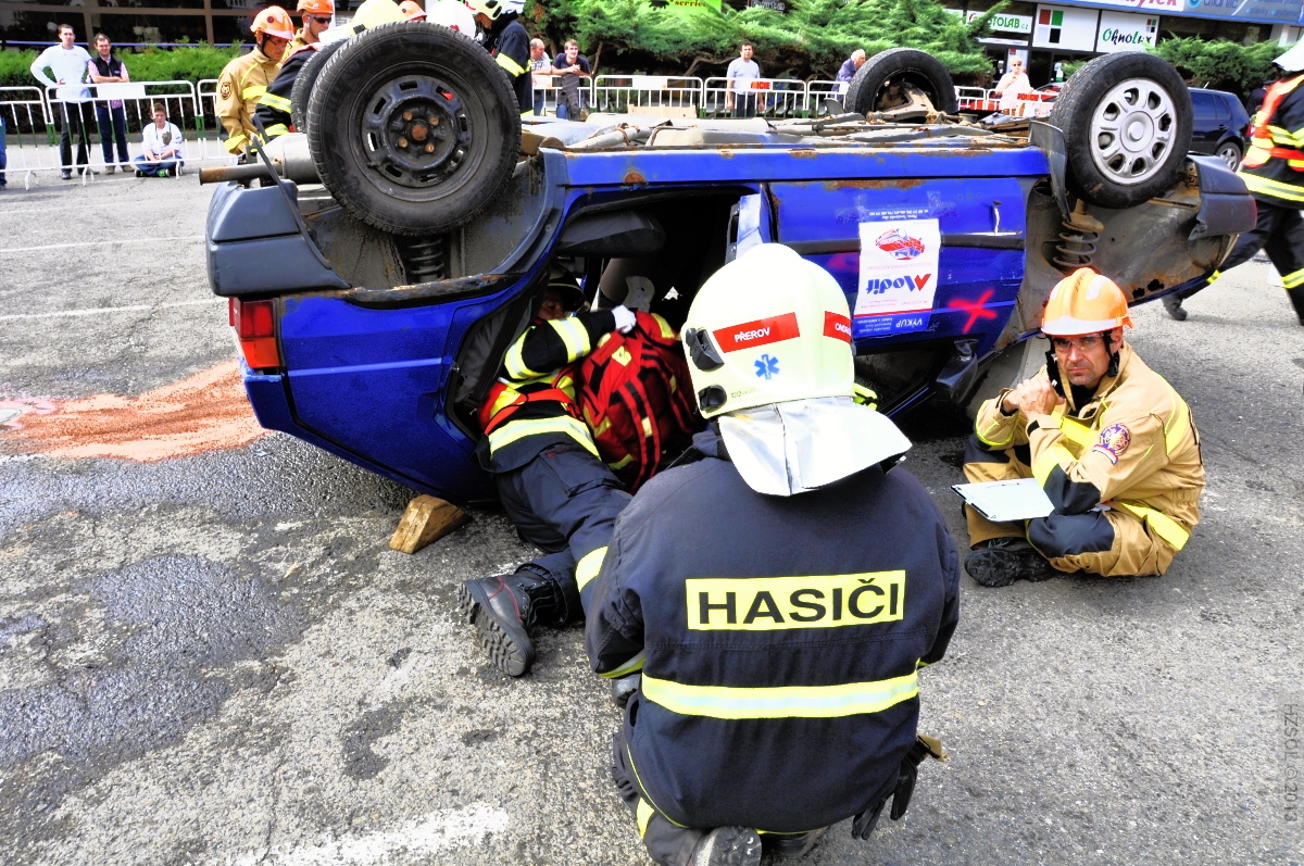 15 4-9-2013 Soutěž ve vyprošťování zraněných osob z havarovaných vozidel - Přerov (49).JPG