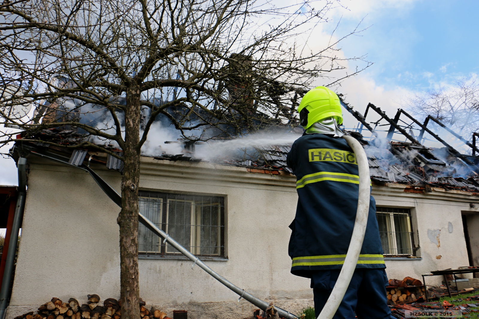 15 P_NB_26-4-2015_požár_rodinného_domku_nove_valterice_II (22).JPG