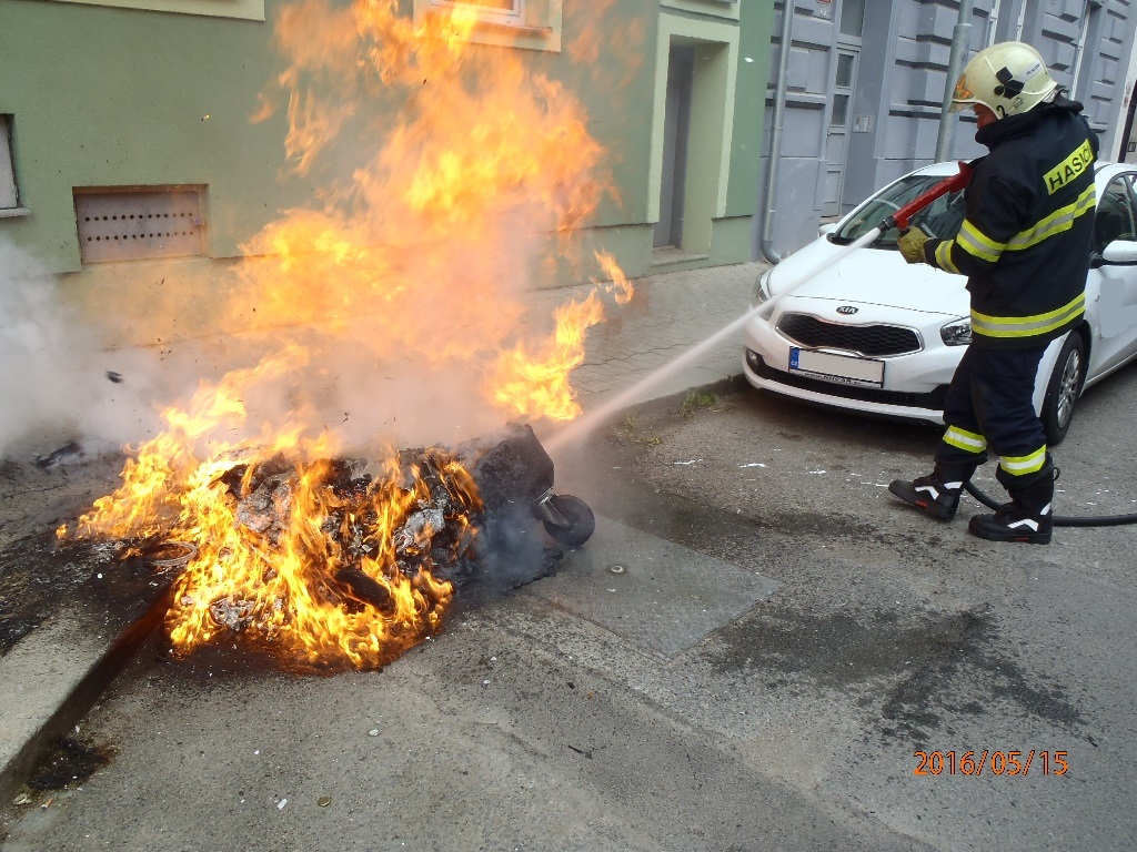 15.5.2016 pořár popelnice Plzeň, Rubešova (PM 12.17).JPG