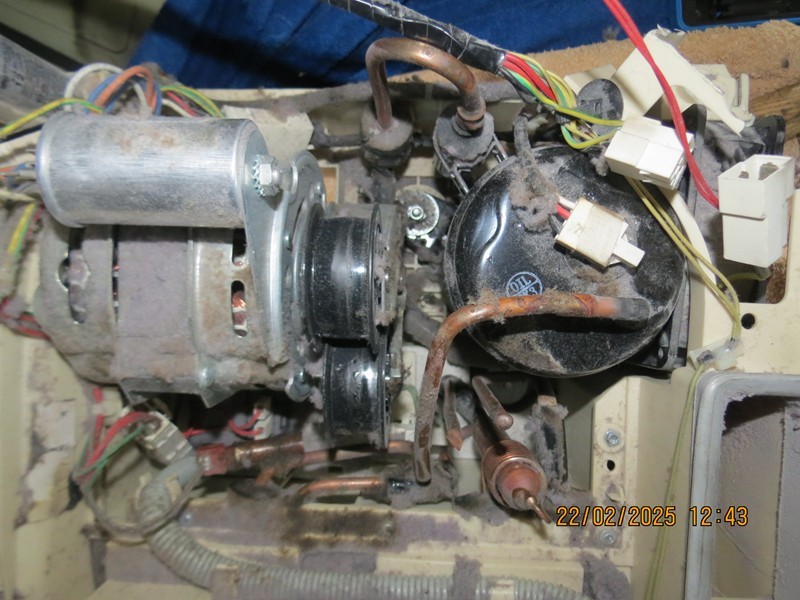 Detail kompresoru a elektrické instalace ve spodní části sušičky