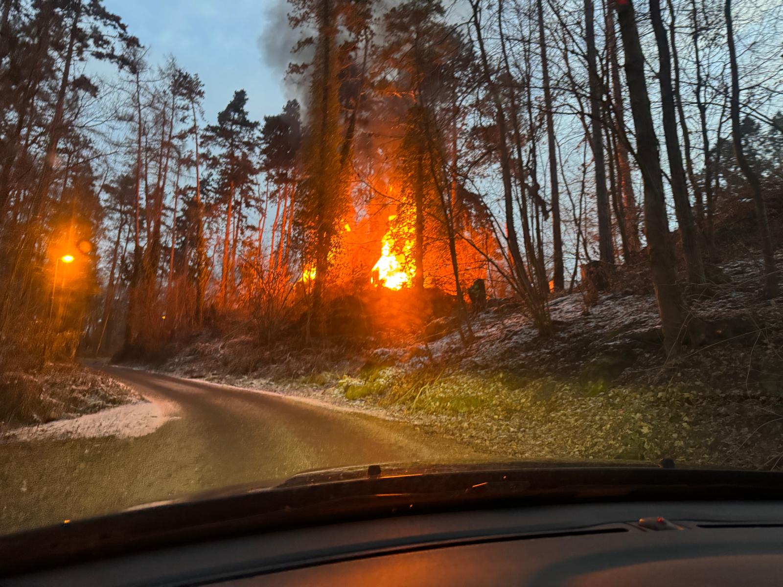 150225-Příjezd k požáru chaty v rekreační oblasti obce Kamenný Přívoz v okrese Praha-západ.jpg