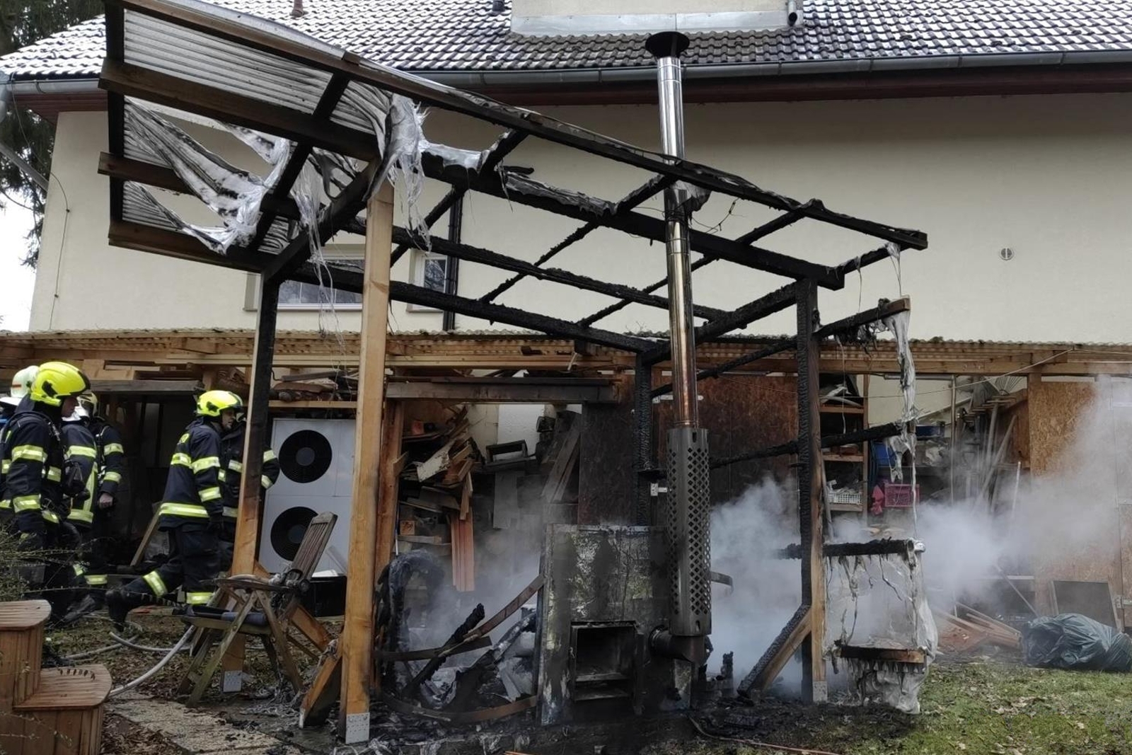 150226-Požár vířivky v zahradním přístřešku v obci Nový Jáchymov na Berounsku.jpg