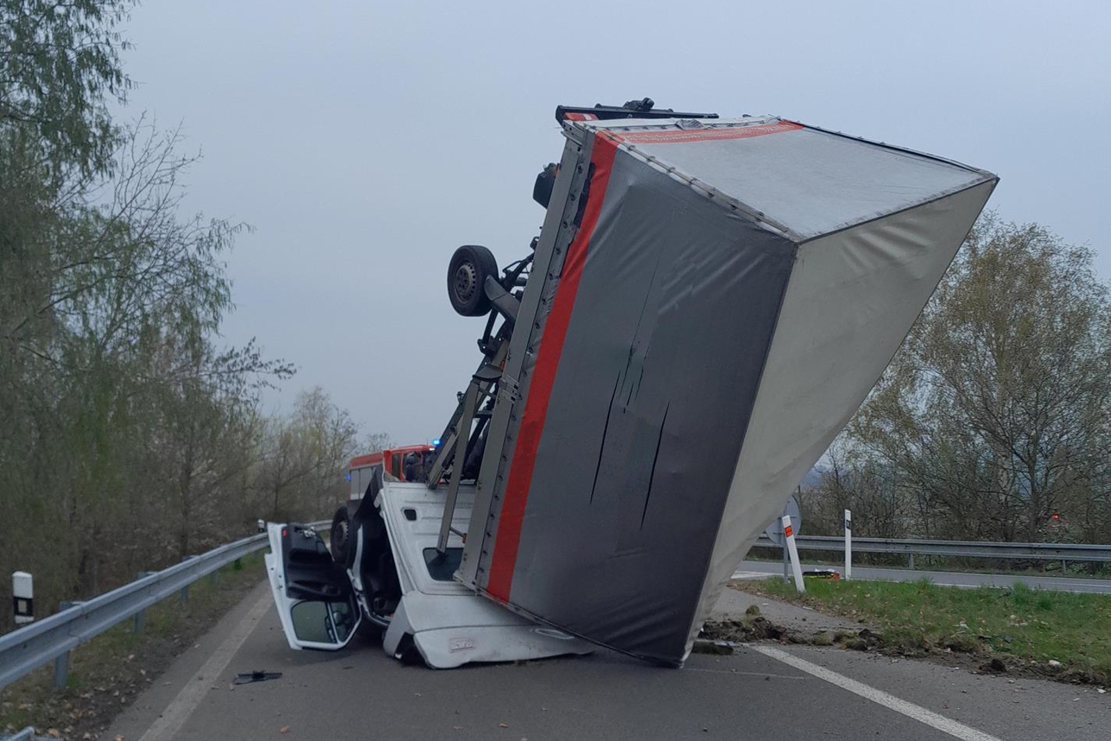 150426-Havárie dodávkového automobilu v prostoru křižovatky Bakov nad Jizerou na dálnici D10.jpg