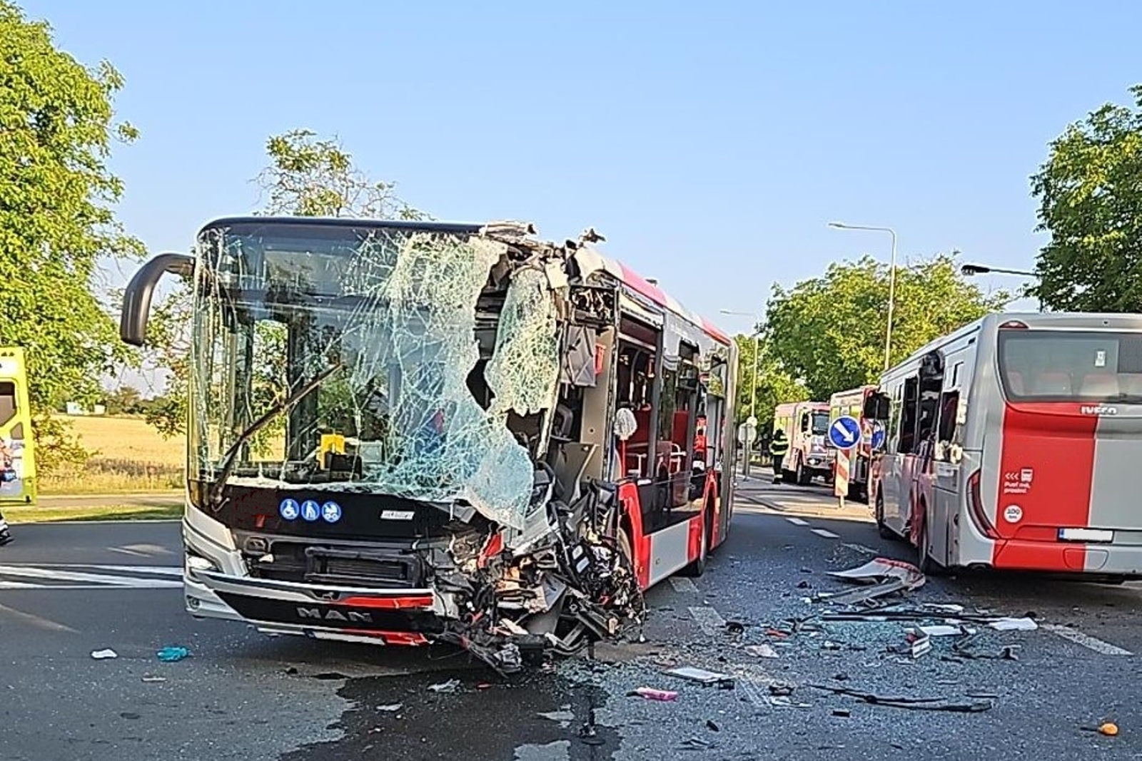 150726-Dopravní nehoda dvou autobusů na silnici č. 61 u Lidic na Kladensku.jpg