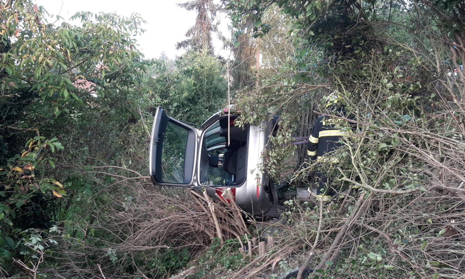 154-Dopravní nehoda osobního automobilu u obce Koleč na Kladensku.jpg