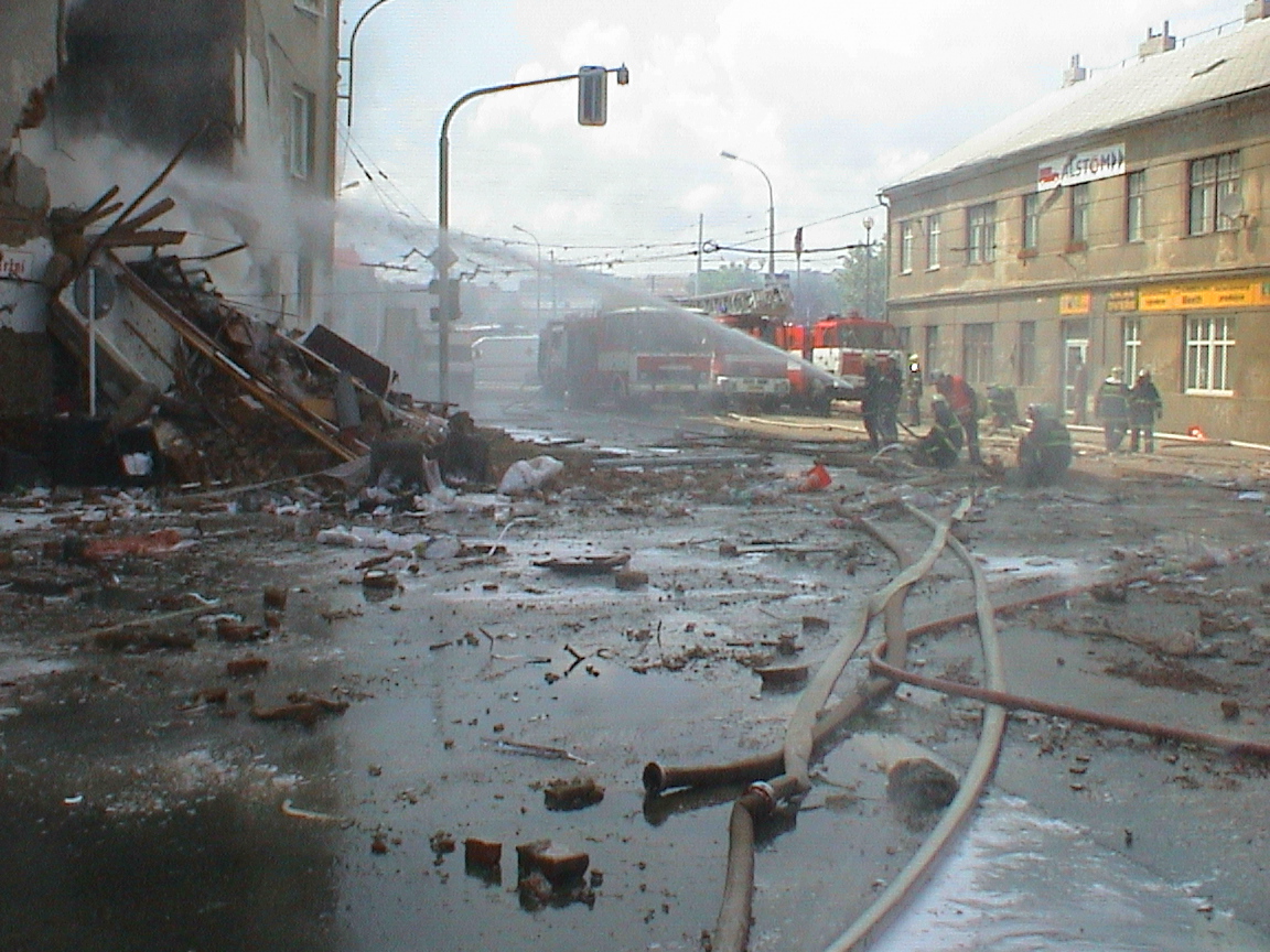15_JMK_požár domu na ulici Tržní_hasiči dvěma proudy nasí hořící dům..JPG