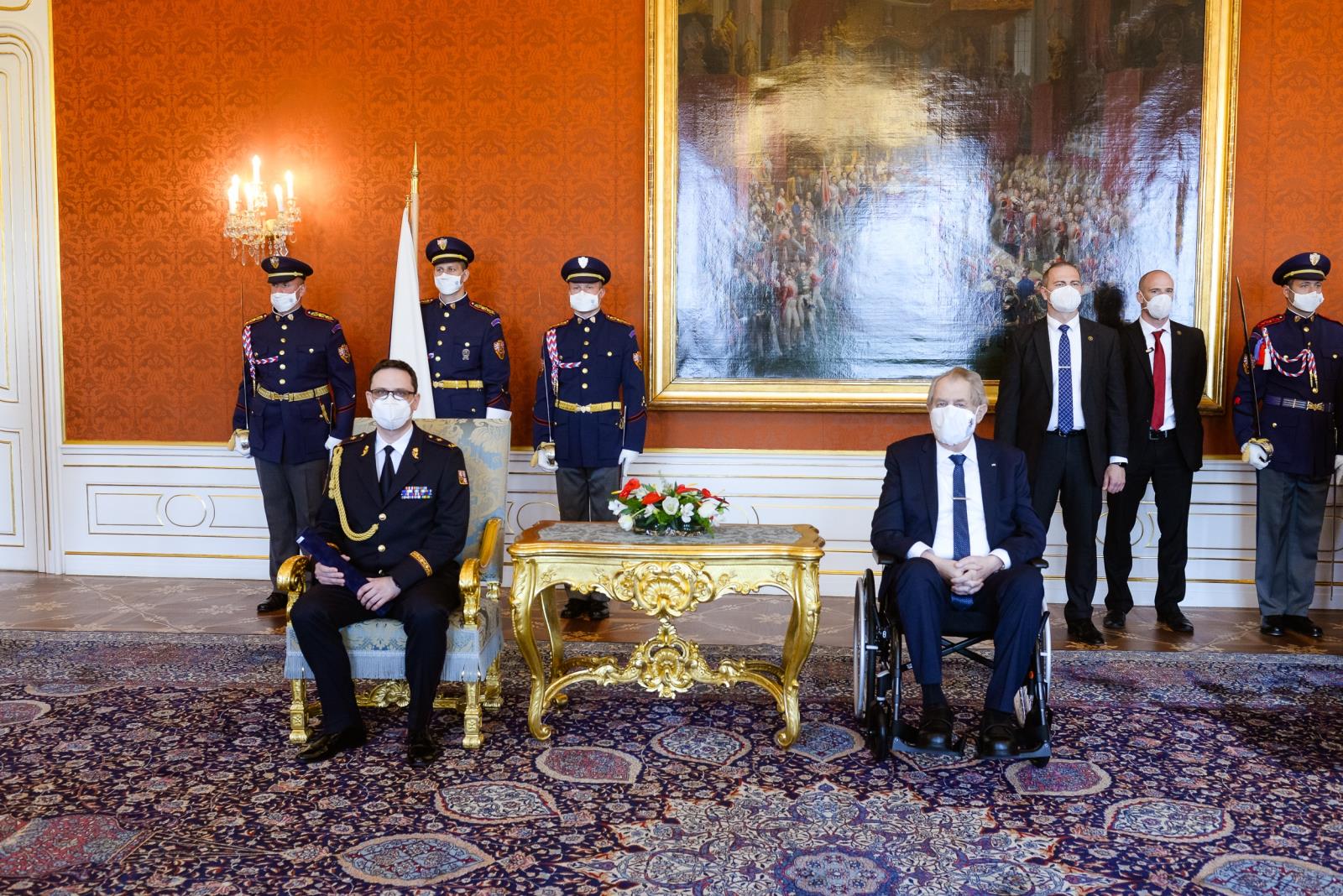 15_brig. gen. Ing. Daniel Miklós, MPA při focení s prezidentem Milošem Zemanem.jpg