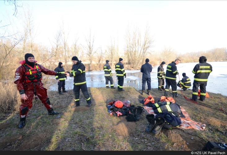 16. Výcvik na ledu pískovna 2015.JPG