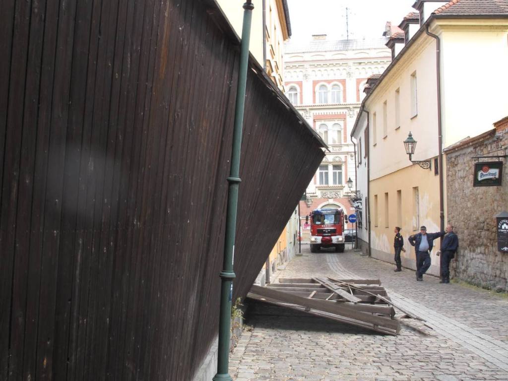 16.6.2017 (PM 15.10) pád plotu, Plzeň.JPG