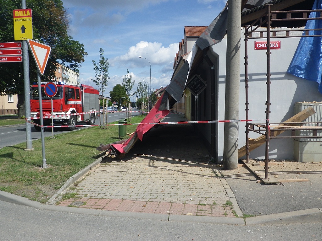 16.8.2017 (PS 14.50) spadlá střecha, Nýřany.JPG
