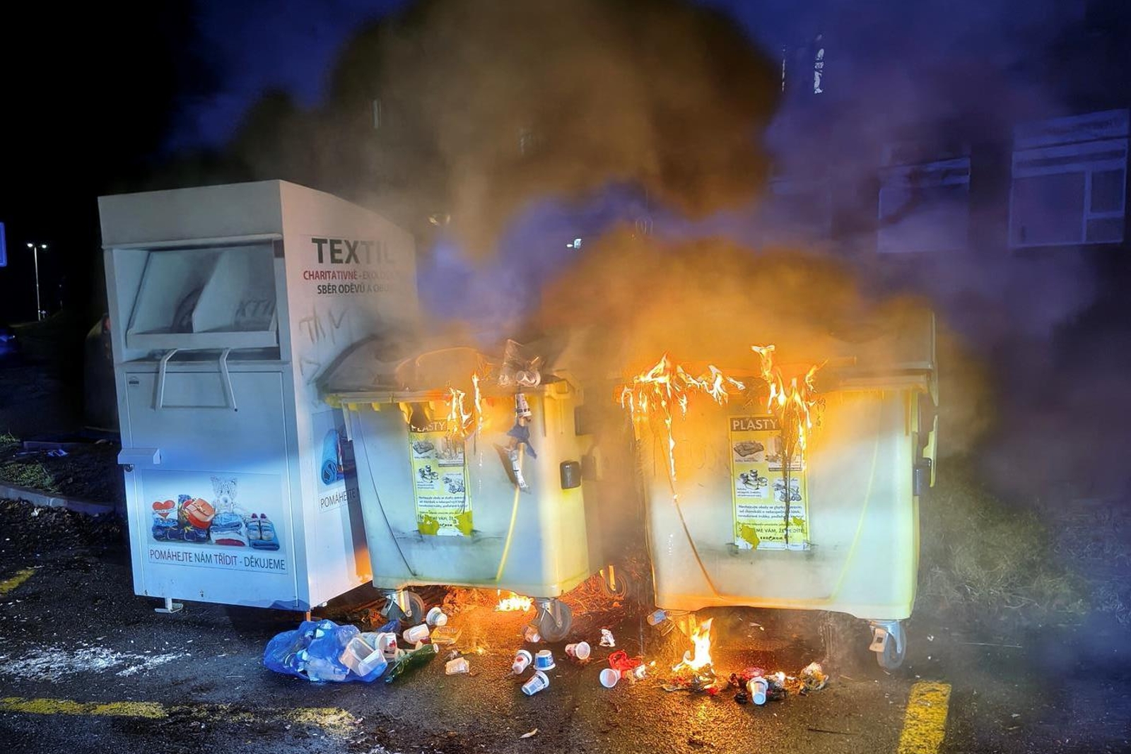 160326-Jeden ze série pěti nočních požárů kontejnerů v Příbrami.jpg