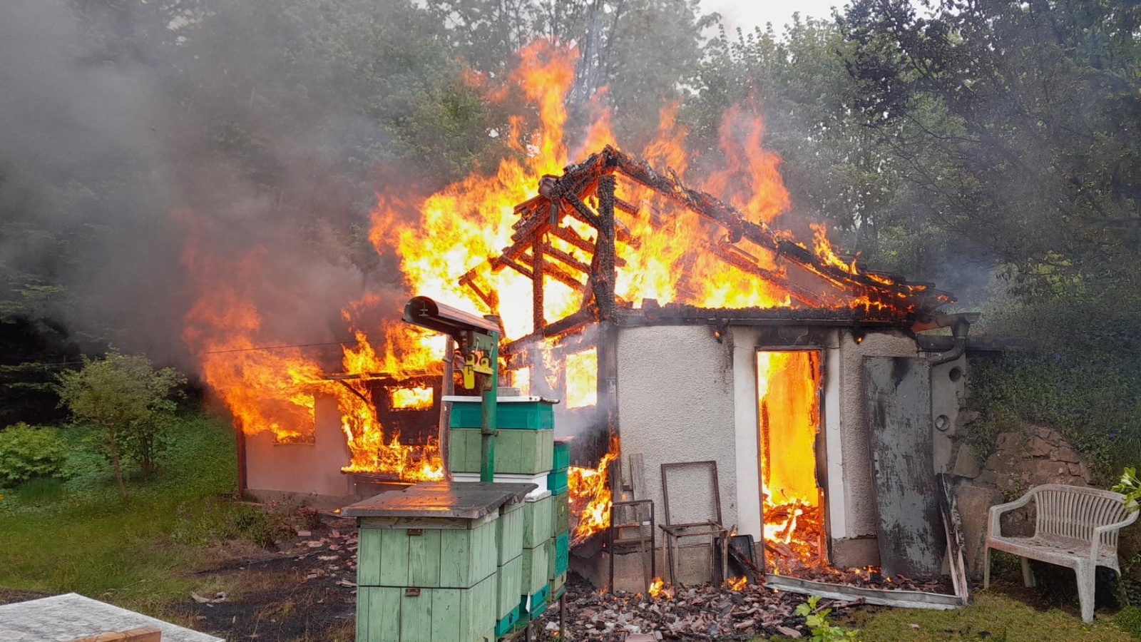 160525-Požár zahradního domku předělaného na včelín v obci Zaječov na Hořovicku.jpg