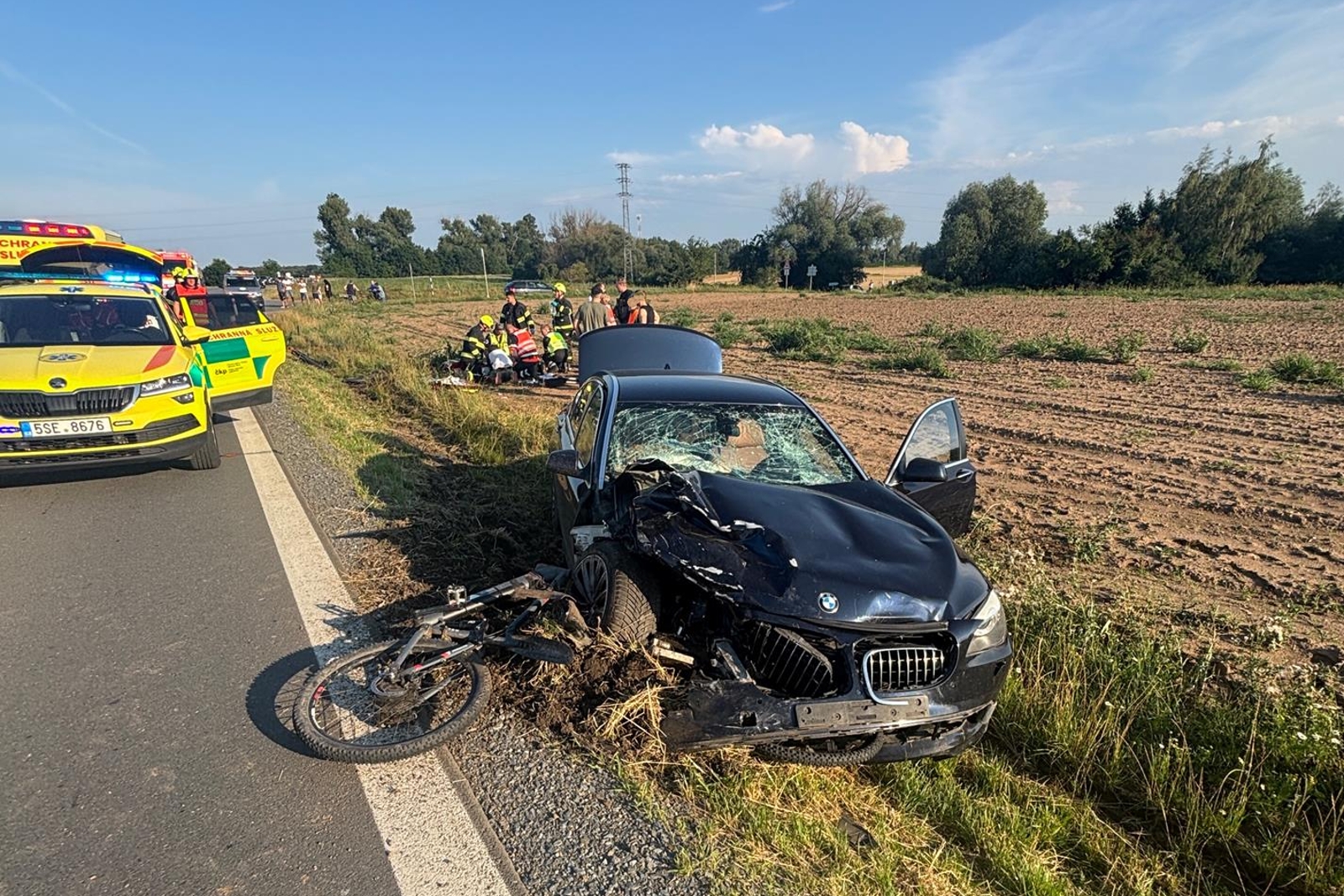 160726-Nehoda dvou osobních aut a cyklisty u vlakového nádraží Dřísy v okrese Praha-východ.jpg