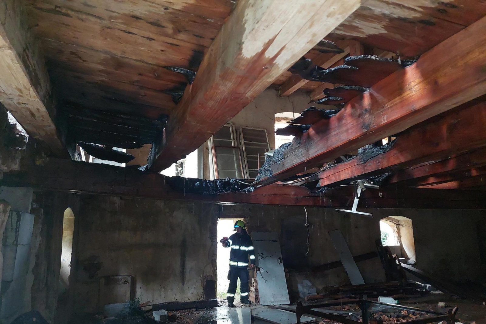 160825-Požár v objektu starého opuštěného mlýna v blízkosti mělnického přístavu.jpg