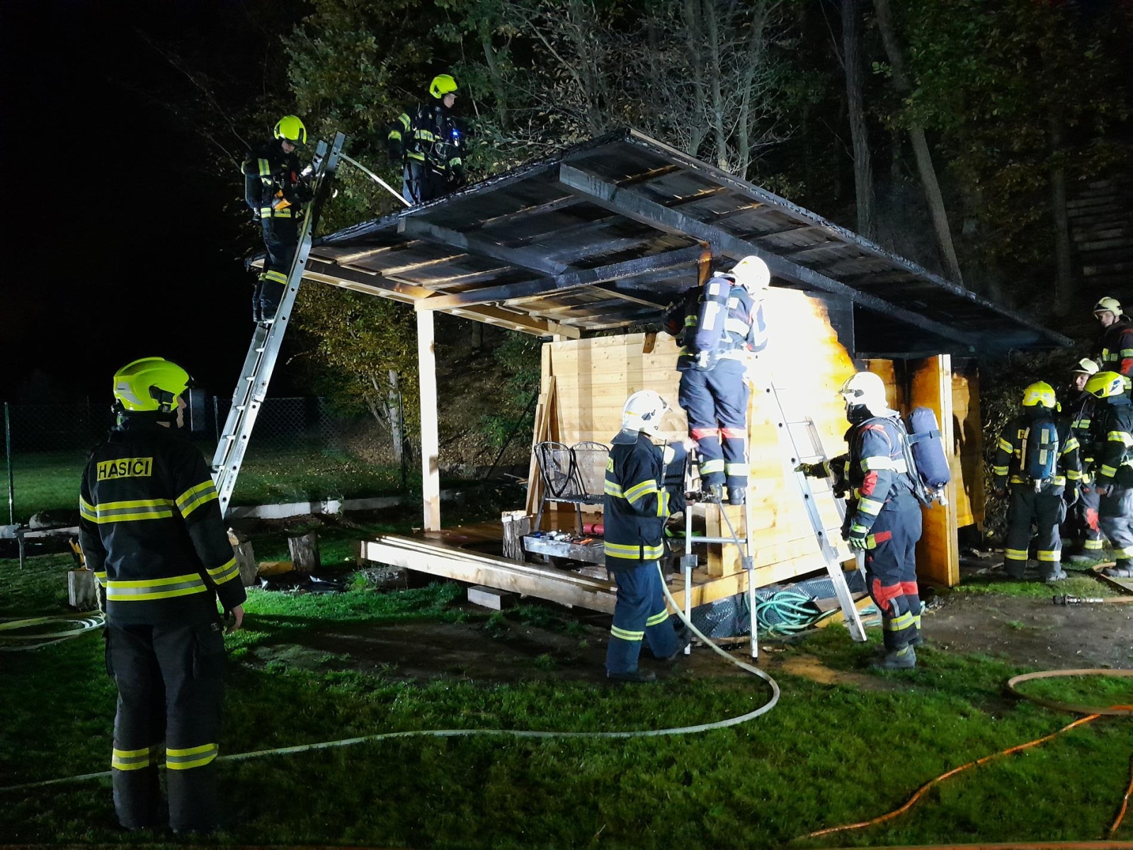 161025-Požár dřevěného altánu u rodinného domu ve Vráži poblíž Berouna .jpg