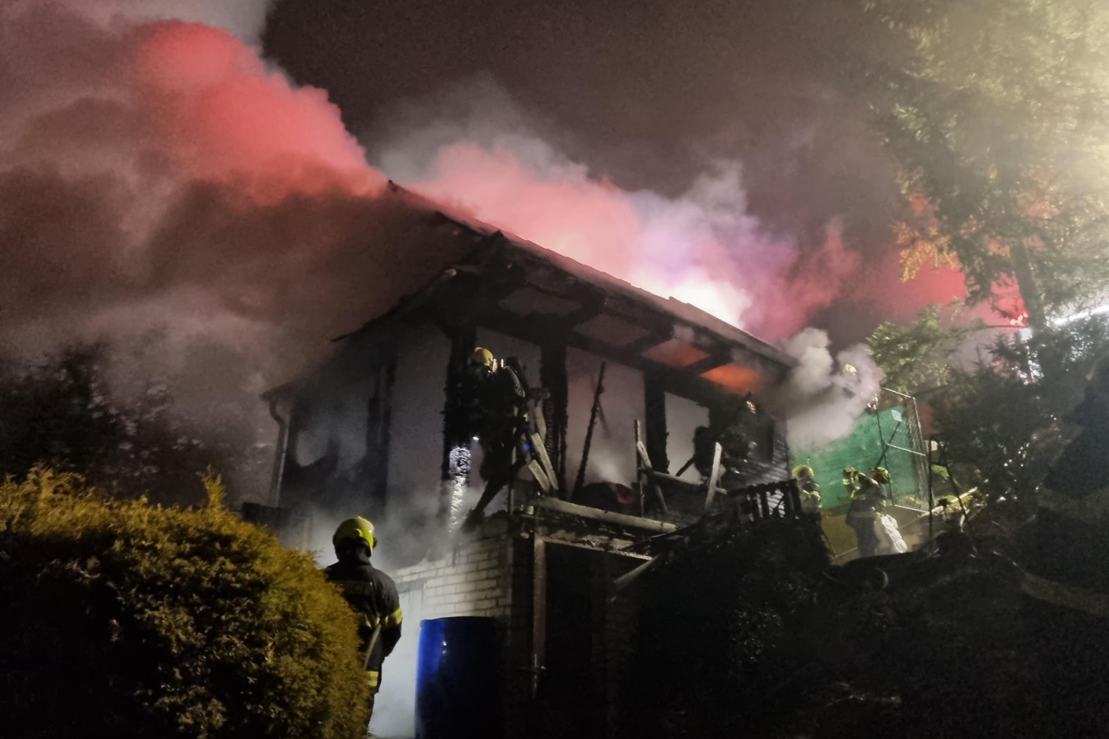 161125-Požár chaty v loklaitě V Libinách poblíž Hýskova na Berounsku.jpg