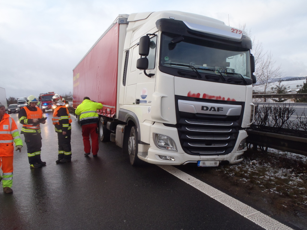 17-1-2018 DN Kařez kamion ve svodidlech D5.jpg