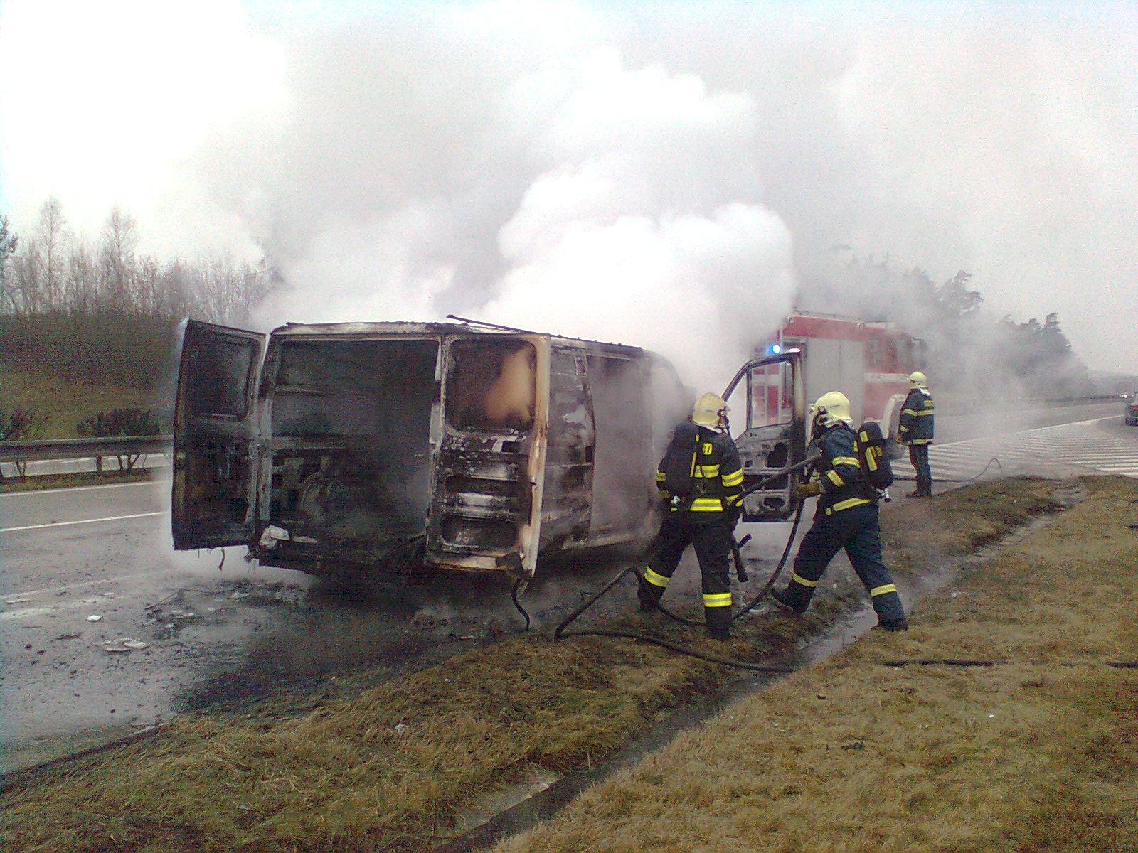 17.2.2015 požár dodávky D5.jpg