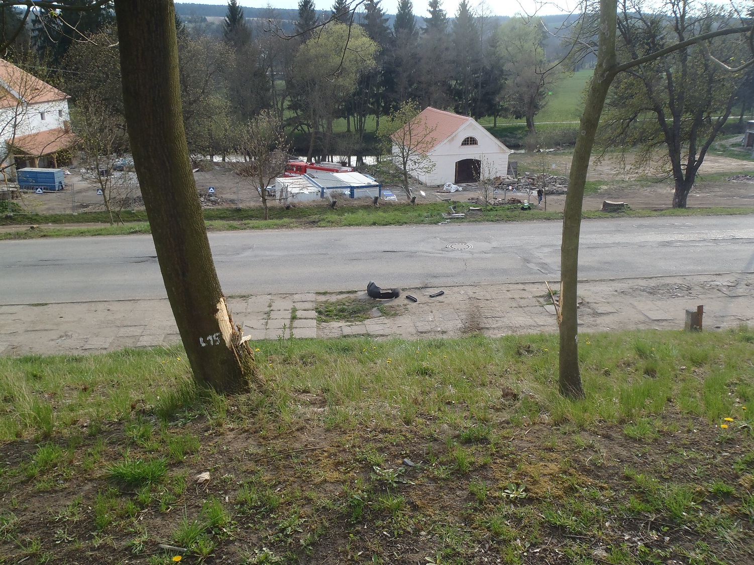 17.4.2015 Plasy - auto ze stráně.JPG