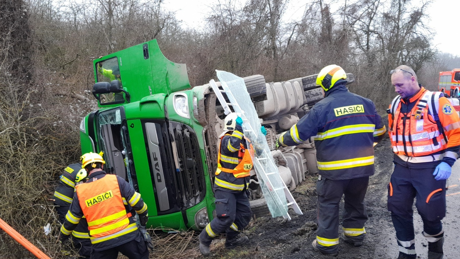170125-Havárie nákladního vozidla poblíž Molitorova v katastru Kouřimi na Kolínsku.jpg