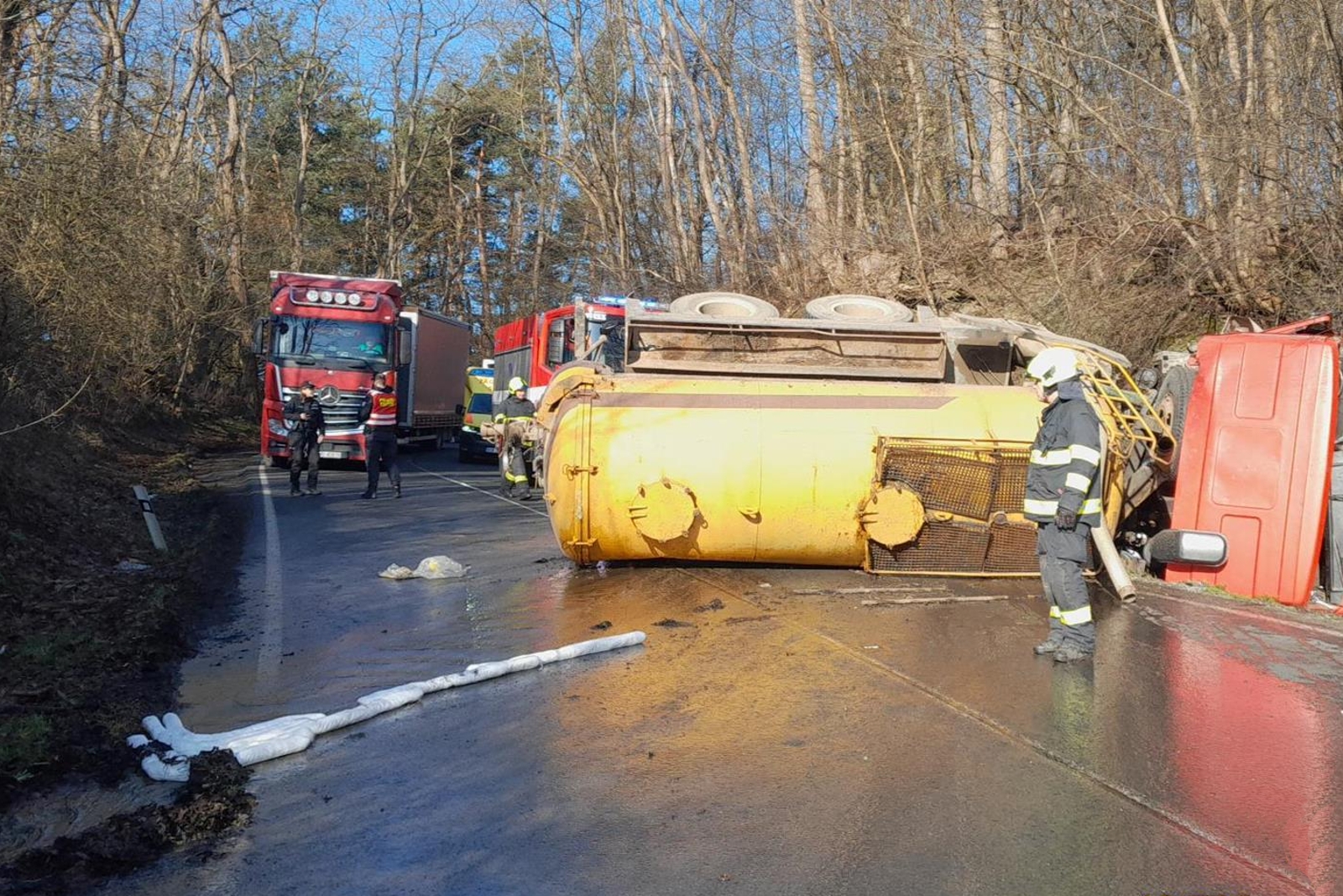 170326-Převrácená cisterna s kaly na silnici č. 125 u obce Zderadinky na Kutnohorsku.jpg