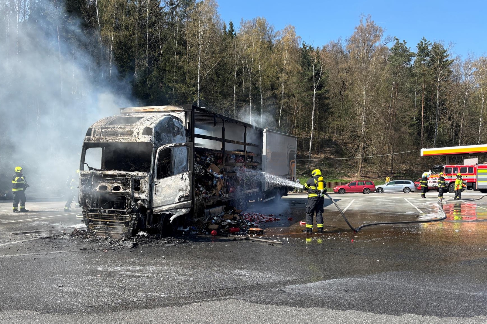 170426-Požár nákladní soupravy na čerpací stanici na dálnici D1 u obce Všechlapy na Benešovsku.jpg