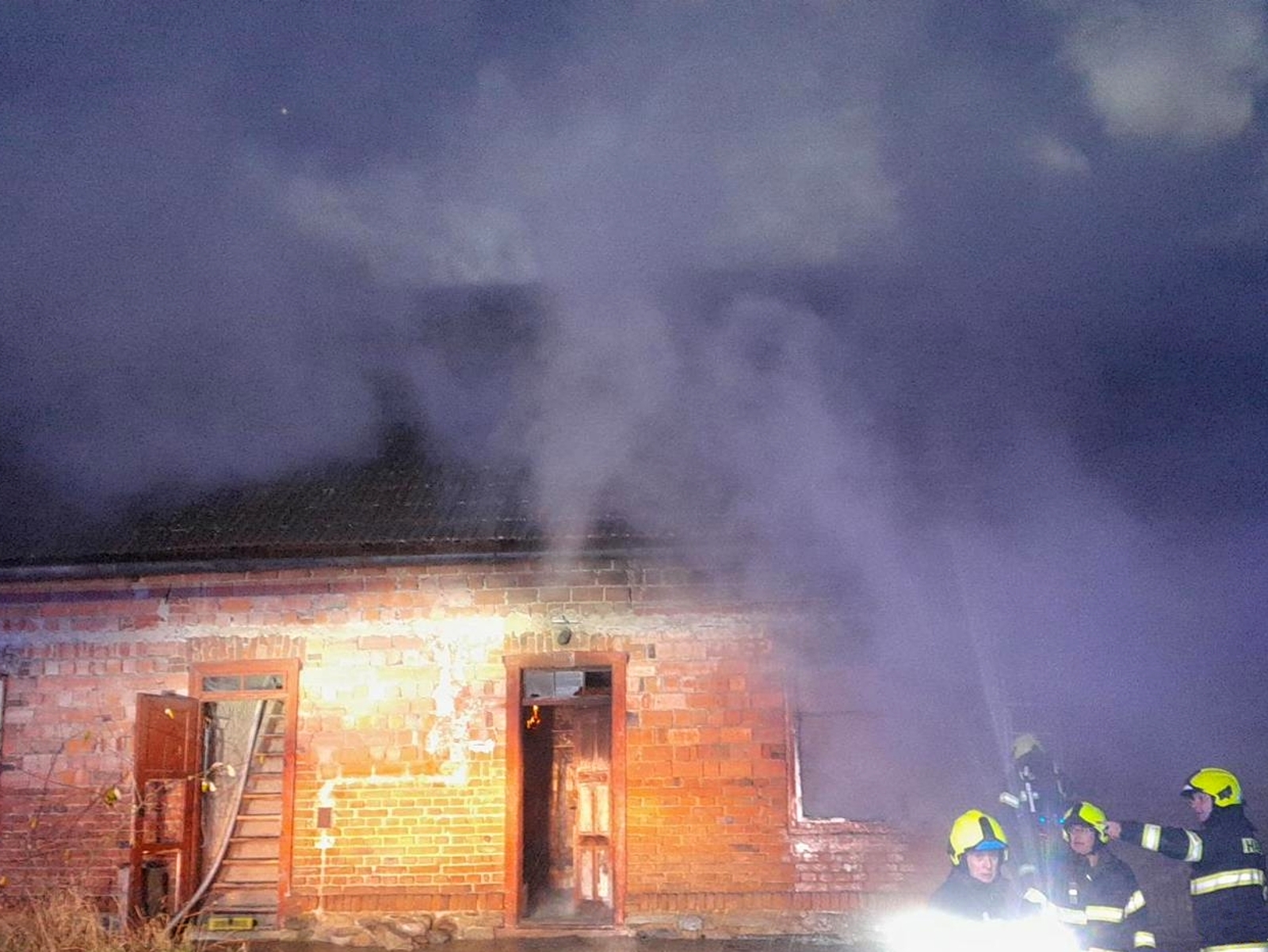 171125-Požár staršího domu v obci Nové Nespeřice na Kutnohorsku.jpg