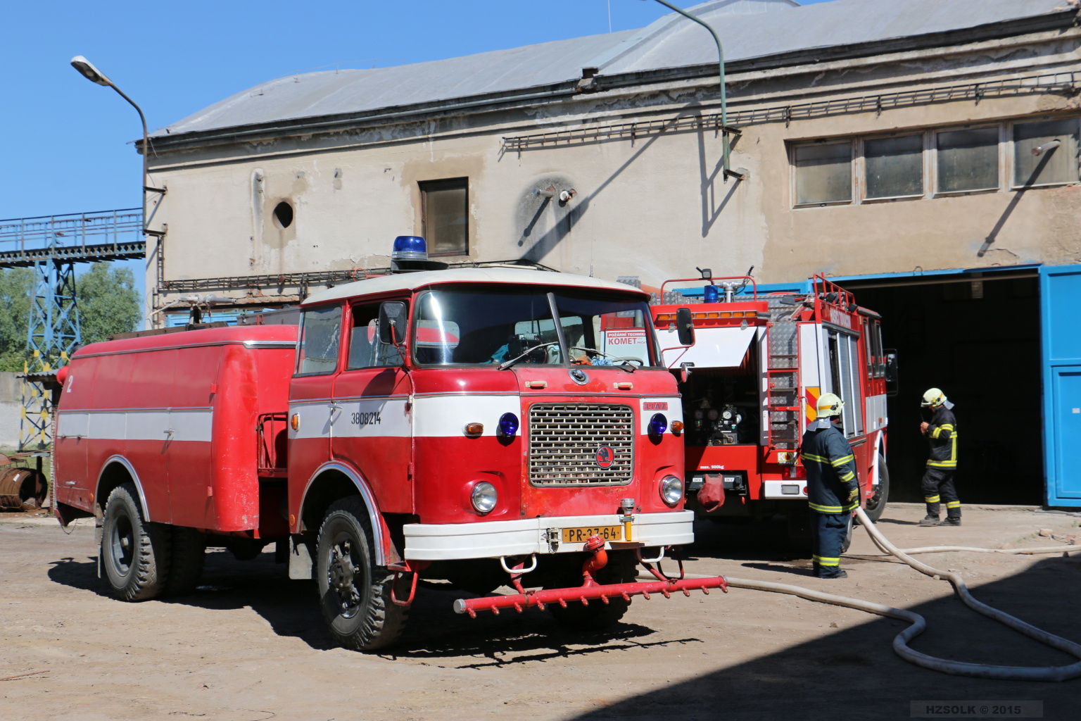 18 5-6-2015 Požár izolace haly Tovačov Annín (3).JPG