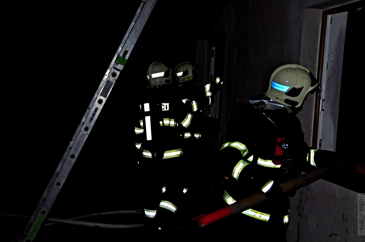 18 7-3-2013 Požár RD Olomouc Slavonín press foto (18).JPG