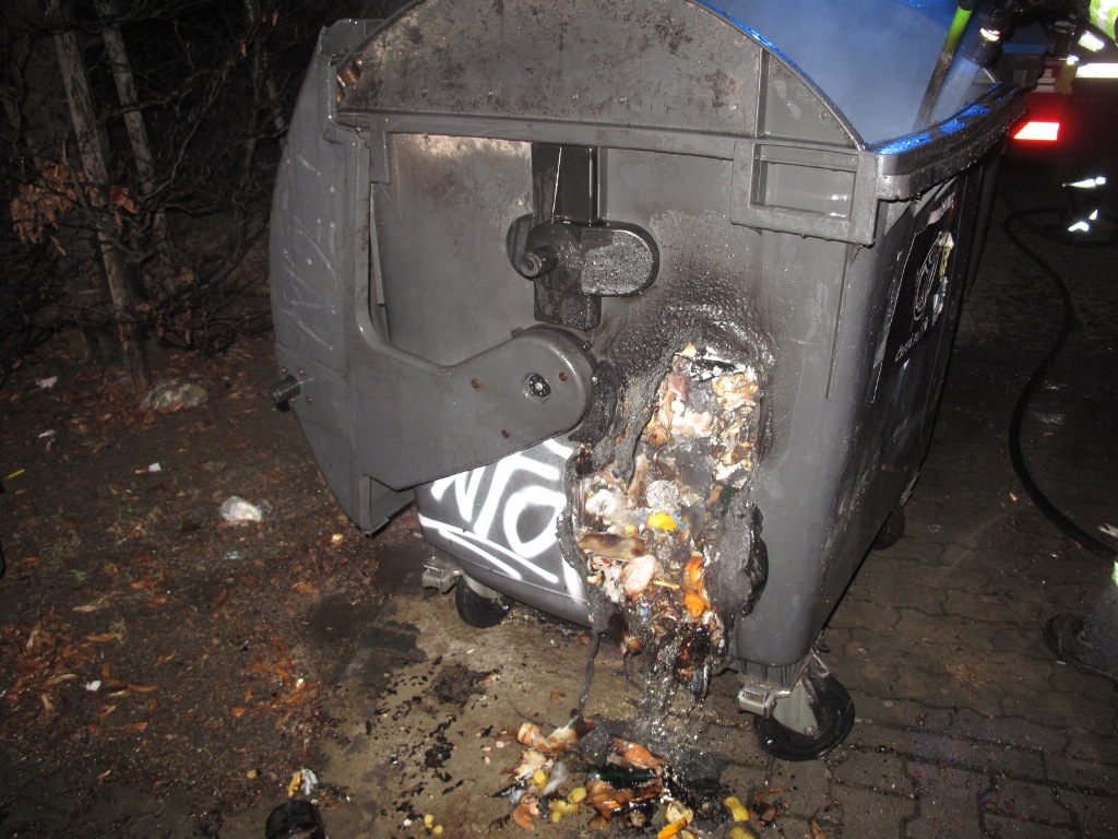 18.12.2016 (PM 4.10) požár popelnice Plzeň, Těšínská.JPG