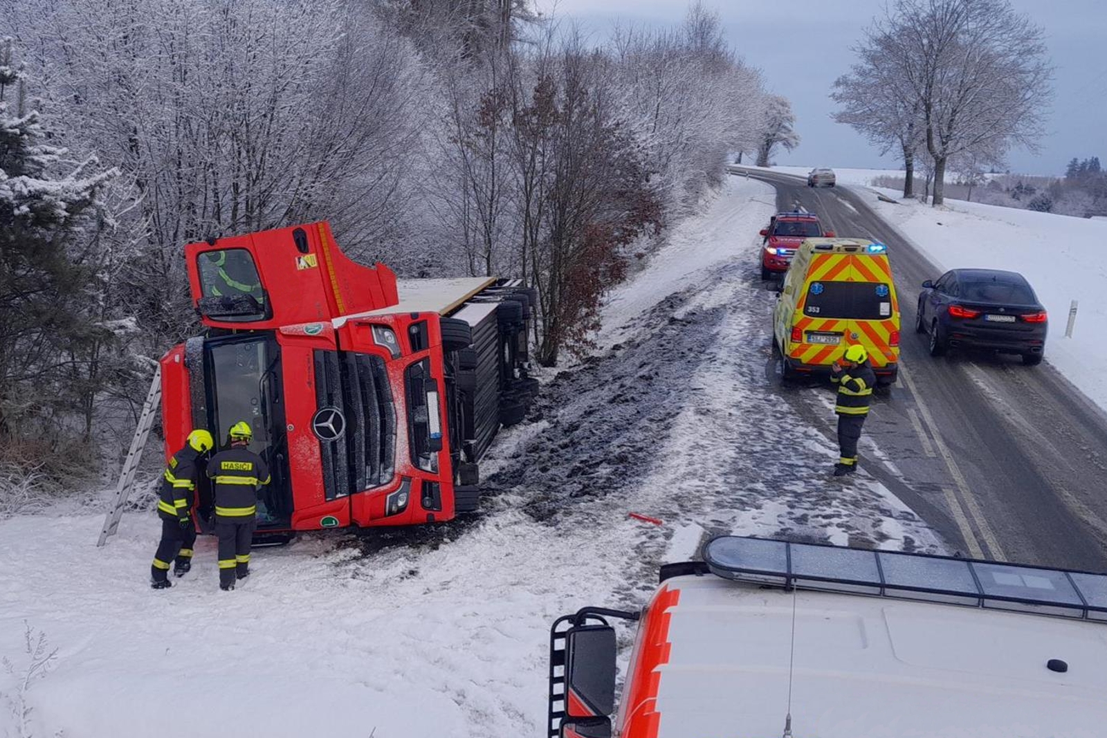 180226-Havárie kamionu na silnici č. 126 mezi Hranicemi a Borovou na Kutnohorsku.jpg