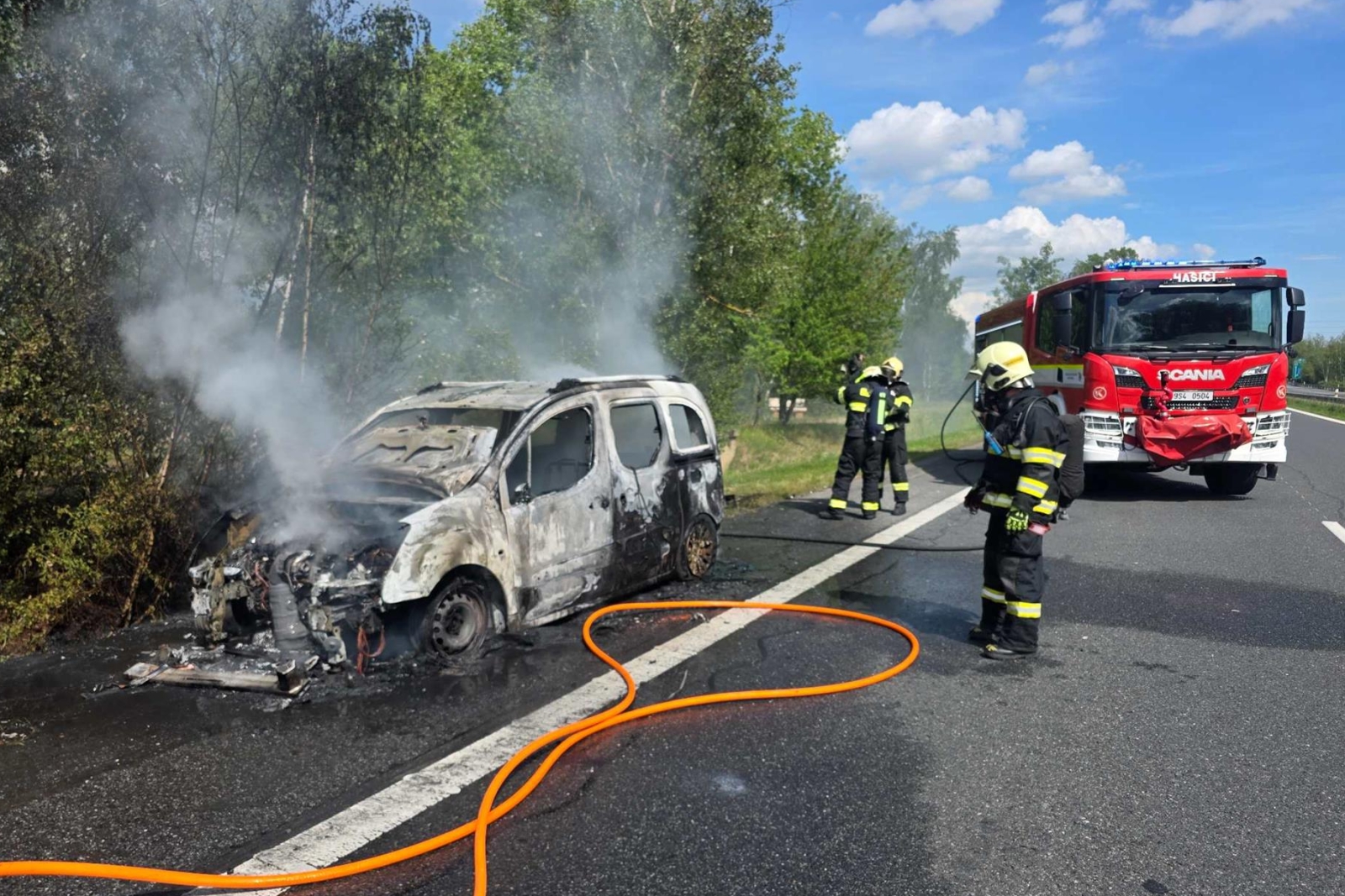 180626-Požár osobního automobilu na dálnici D6 za exitem Tuchlovice ve směru do Karlových Varů.jpg