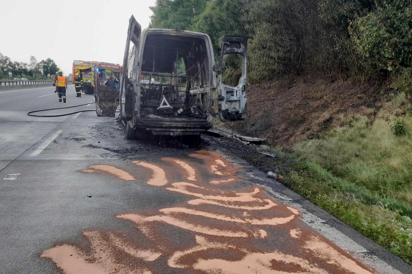 180726-Požár dodávky na dálnici D1 před exitem Psáře na 49. kilometru ve směru do Brna.jpg