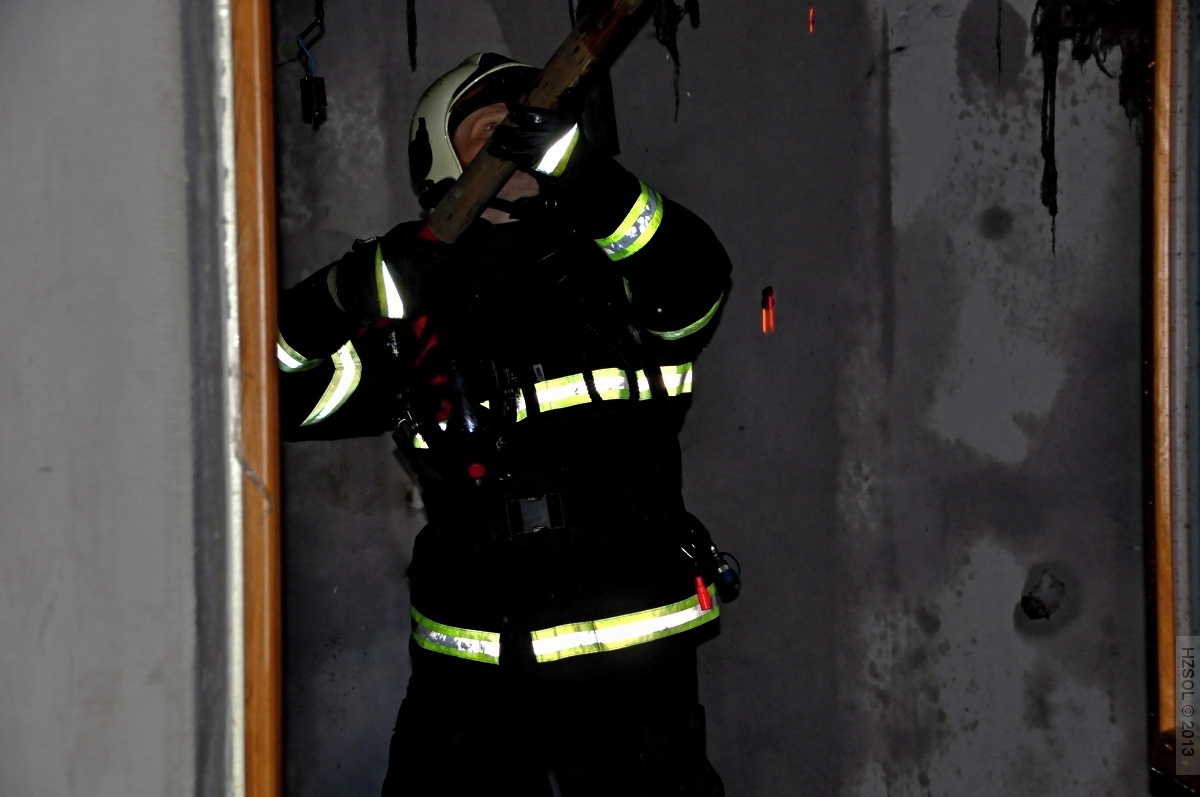 19 7-3-2013 Požár RD Olomouc Slavonín press foto (19).JPG