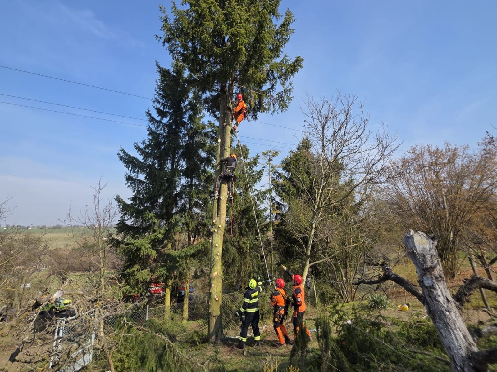 190326-Záchrana muže zasaženého elektrickým proudem při ořezávání větví v Makotřasech u Kladna.jpg
