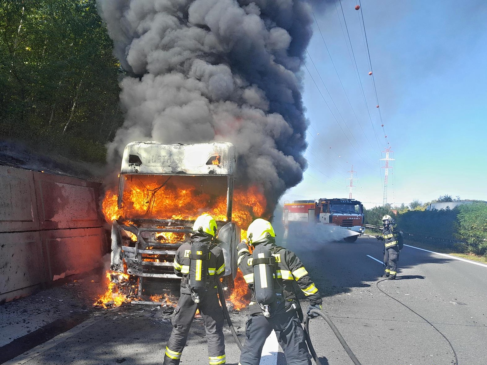 190825-Požár kamionu na 15. kilometru dálnice D11 u Mochova ve směru do Hradce Králové.jpg