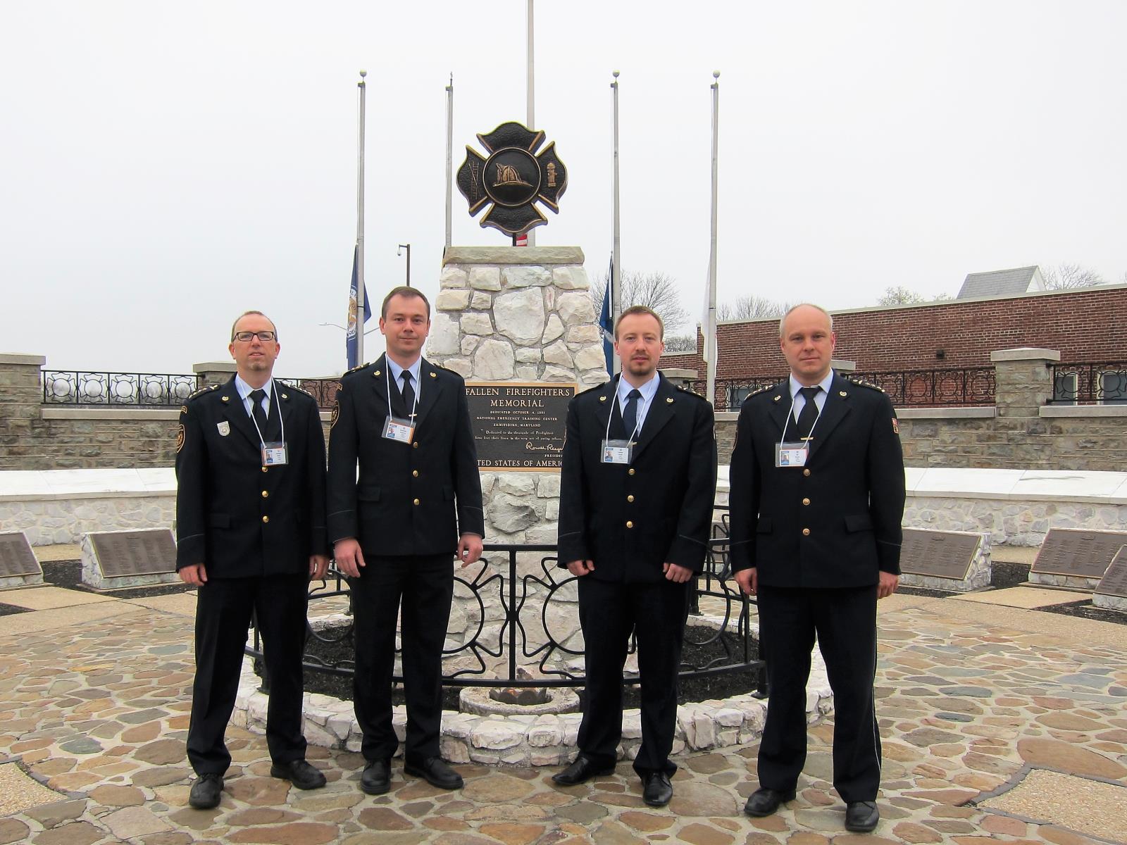 Uctění památky padlých hasičů u památníku National Fallen Firefighters Memorial