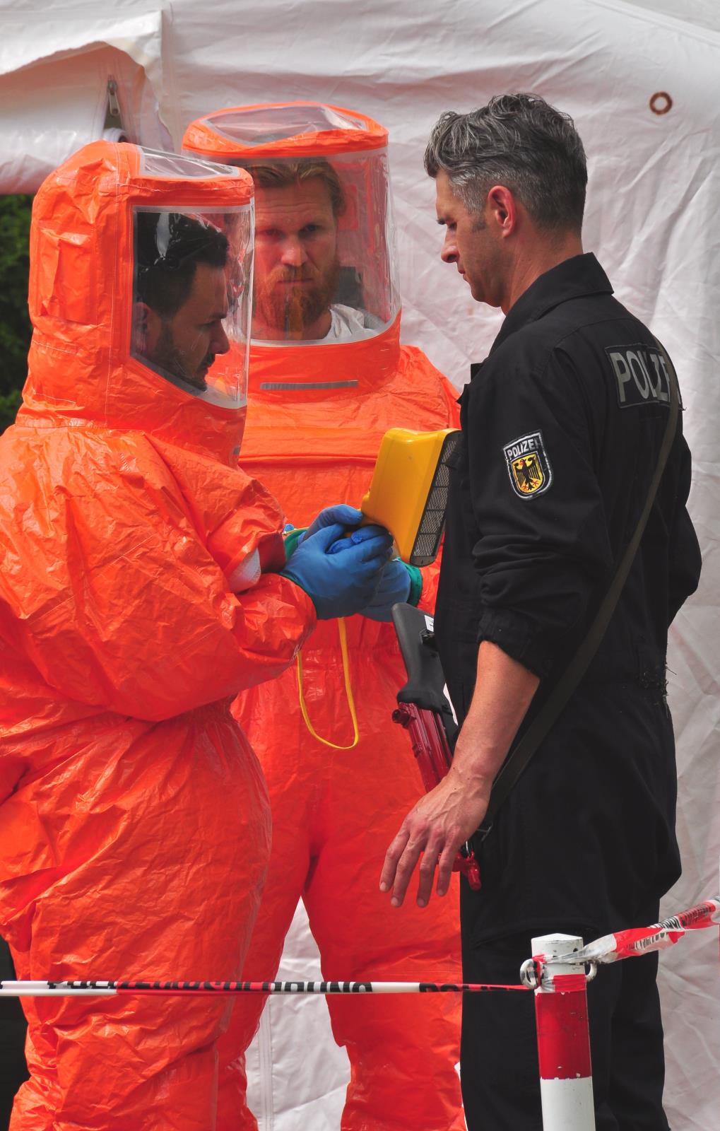 Kontrola příslušníka kriminální policie při výstupu z nebezpečné zóny