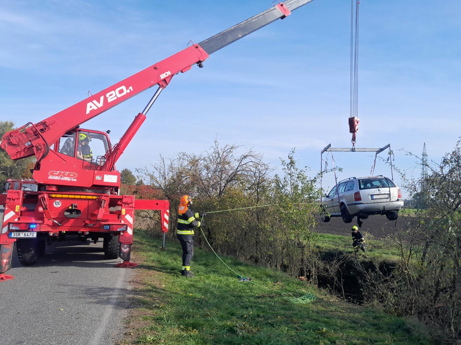 191024-Vytažení havarovaného automobilu z potoka Káča nedaleko Cerhenic na Kolínsku.jpg