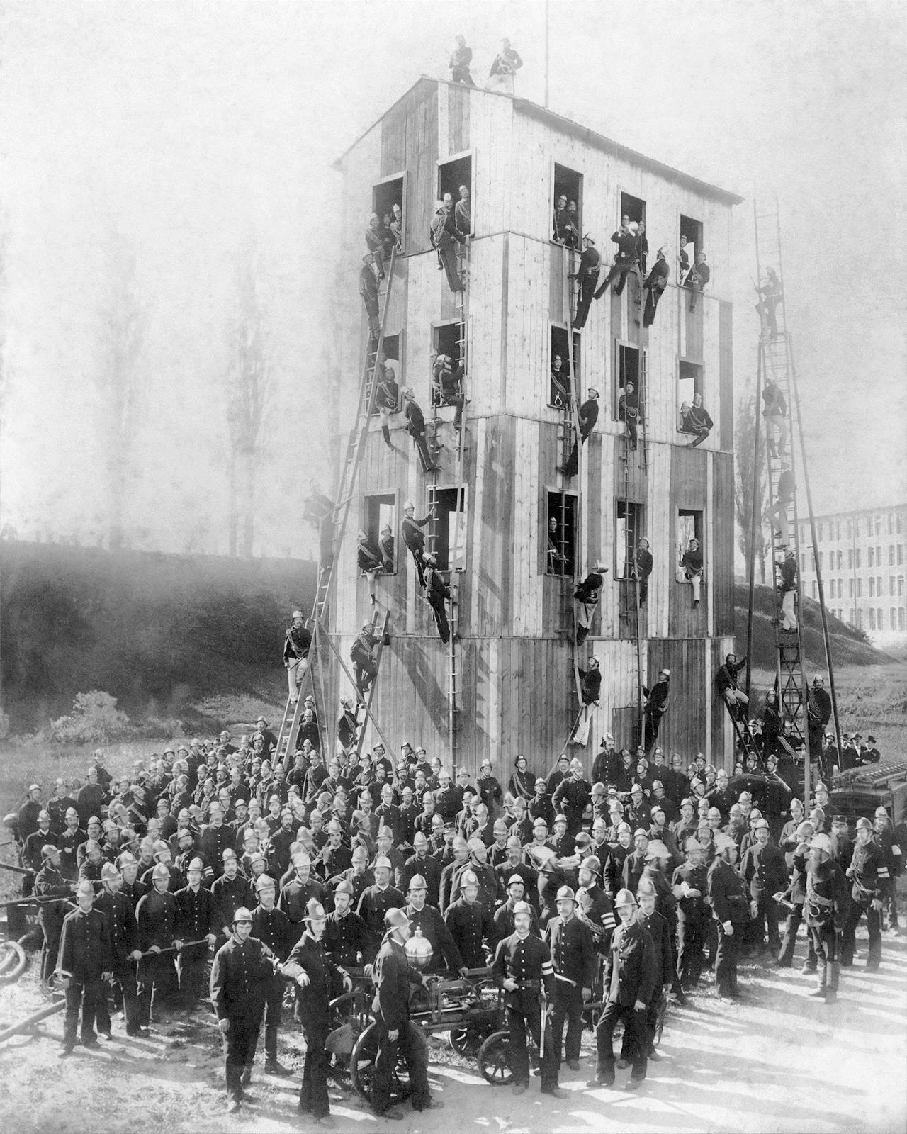 Hasičský sbor v Liberci založený v roce 1863 byl rozdělen do tří skupin